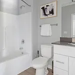 Landing Stunning Studio Courtyard Gym Apartment