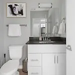 Landing Stunning Studio Courtyard Gym Apartment *