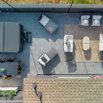 Apartment Luxe Urban Retreat - Private Rooftop Hot Tub Deck