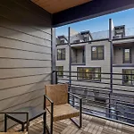Modern Multi-level Retreat With Rooftop Hot Tub Apartment