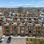 3Br Townhome Rooftop Views Hot Tub & Fireplace