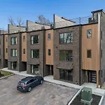 New Modern Nashville Escape With Rooftop Hot Tub