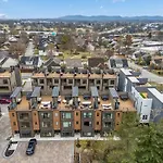 Apartment Modern Multi-level Retreat With Rooftop Hot Tub *