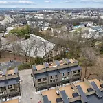 New Modern Nashville Escape With Rooftop Hot Tub