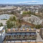 Modern Multi-level Retreat With Rooftop Hot Tub Apartment *