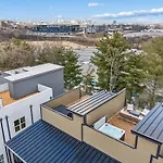 Modern Multi-level Retreat With Rooftop Hot Tub Apartment *