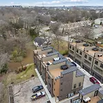 New Modern Escape With Rooftop Hot Tub Apartment