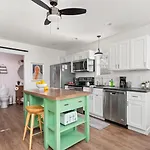 Private With Fenced Yard In Walkable East Holiday home