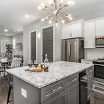 Cypress - Private Rooftop Patio - Mins To Broadway Holiday home *