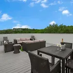 Holiday home Rooftop, Large Backyard, Fire Pit, Near Downtown *