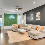 Holiday home Rooftop, Large Backyard, Fire Pit, Near Downtown