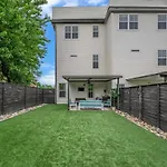 Holiday home Rooftop, Large Backyard, Fire Pit, Near Downtown *