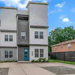 Rooftop, Large Backyard, Fire Pit, Near Downtown Holiday home *