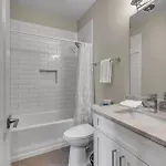 Holiday home Rooftop, Large Backyard, Fire Pit, Near Downtown *