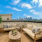 Holiday home Delight - Fun Murals & Downtown Views *