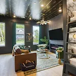 Sleeps 16 2 Homes Next Door Walk To Dining Music Lischey Loft The Bloom House By Avantstay