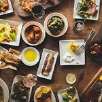 Stylish 4 Bed With Rooftop, Garage Near Hot Spots Less Than 5 Mins To Belmont, 10 Mins To Broadway, 24 Hour Hospitality Team, Perfect For Groups, Available For Long Term Rental