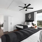 Home To The Stars On Music Row With Pool And Free Parking