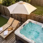 Luxe Pool Hot Tub & Game Room Downtown Nashville