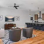 Spacious Nash Home For 12 Guests With Rooftop Views And Hot Tub