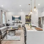 Scovel Row Retreat-Rooftop Views Near Broadway