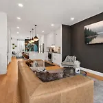 Haven With Gorgeous Skyline Views Holiday home