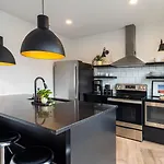 Dual Bachelor Pads W Rooftop Lounge Games Sleeps 26 5 Min To Broadway