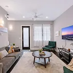 Chic Near Downtown Sleeps 14 Holiday home Nashville
