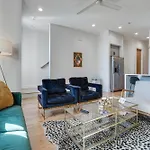 1 Mi To General: Upscale Townhome Holiday home