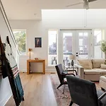 Rooftop Retreat & Skyline Views Holiday home