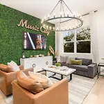 Outlaw-rooftop Patio & Game Room-mins To Broadway Holiday home *