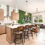 Outlaw-rooftop Patio & Game Room-mins To Broadway Holiday home *