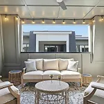 Luxury Gated Duo Sleeps 24 Karaoke & Rooftop Holiday home *
