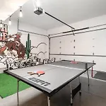 Outlaw-rooftop Patio & Game Room-mins To Broadway Holiday home