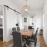 Holiday home Townhome With Rooftop Garage Pool Table By Belmont And Vanderbilt Nashville