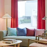 Sleeps 44 4 Themed Lofts W Skyline Balconies Neon Backdrops Glam Kitchens—perfect For Group The Swift Retreat By Avantstay Holiday home *