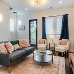 Holiday home Rooftop Views & Patio Lounge Near Downtown