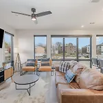Modern West End For 6 Shared Pool & Gym *