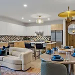 Holiday home Hyve-anthem-private Balconies-walk To Broadway *