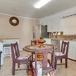 Holiday home 5 Mi To Broadway Fun! Group-ready