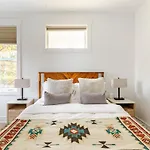 Rooftop Retreat & Skyline Views Holiday home *