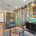Holiday home Petal & Palm-rooftop Patio & Gym-mins To Broadway *