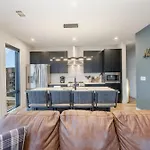 Modern West End For 6 Shared Pool & Gym Holiday home