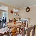 Holiday home 5 Mi To Broadway Fun! Group-ready *