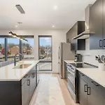 Modern West End For 6 Shared Pool & Gym Holiday home *