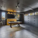 Holiday home Townhome With Rooftop Garage Pool Table By Belmont And Vanderbilt *