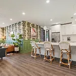 Holiday home Petal & Palm-rooftop Patio & Gym-mins To Broadway