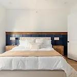 Rooftop Retreat & Skyline Views *