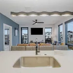 Modern West End For 6 Shared Pool & Gym Holiday home