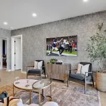 Holiday home Hyve-anthem-private Balconies-walk To Broadway